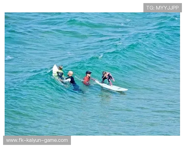 冲浪少年“单手站板”视频火遍全球，被称海上魔术师